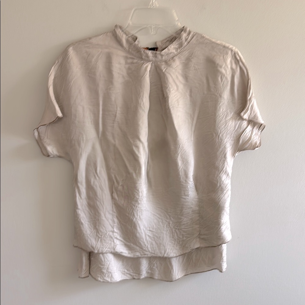 Hache viscose layered tee with clip buckle closure at collar